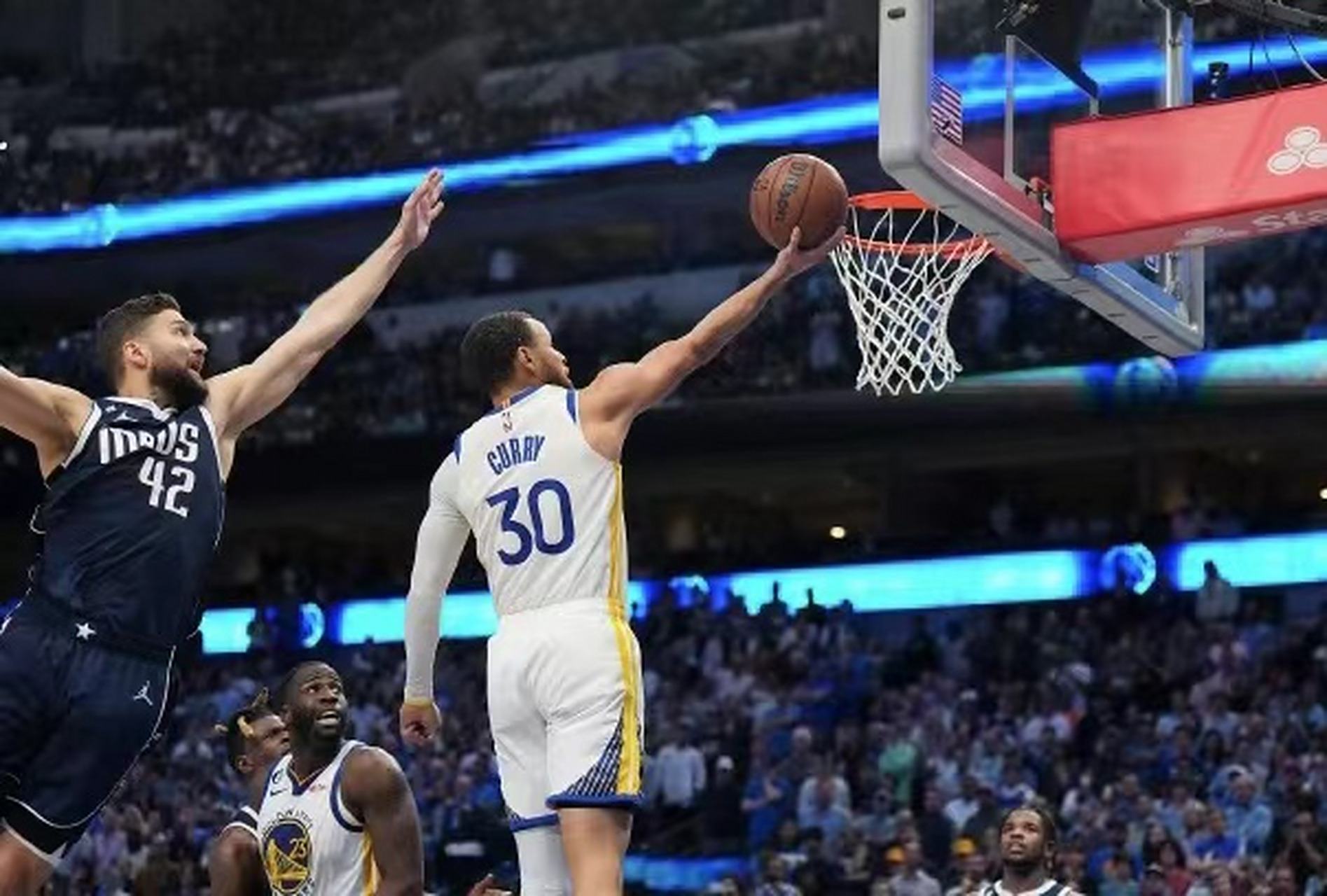 关于独行侠不断突破！，库里连续二十场比赛得分超过最后时刻胜出全场沸腾不已的信息-爱游戏体育