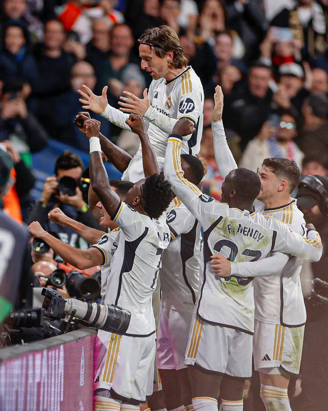 包含赛地聚焦：西甲今晚热度飙升，瓦伦西亚迎来里程碑，管理层满意，团队化学反应显著的词条-爱游戏官网